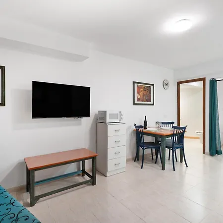 Las Flores 1B Apartment