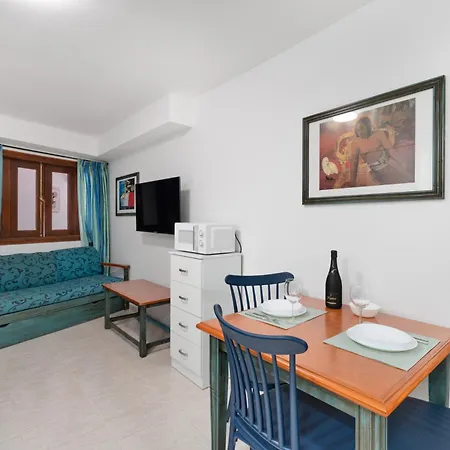 Las Flores 1B Apartment *
